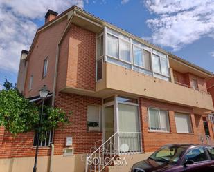 Vista exterior de Casa adosada en venda en Fuensaldaña amb Terrassa i Balcó