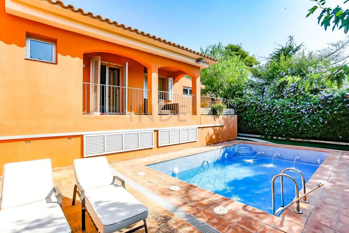 Vista exterior de Casa o xalet de lloguer en Vilanova i la Geltrú amb Aire condicionat, Calefacció i Jardí privat