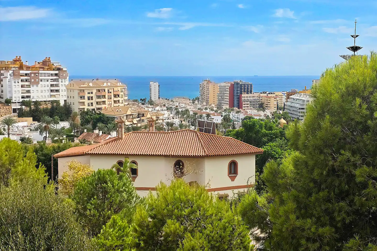 Vista exterior de Casa o xalet en venda en Benalmádena amb Aire condicionat, Jardí privat i Terrassa