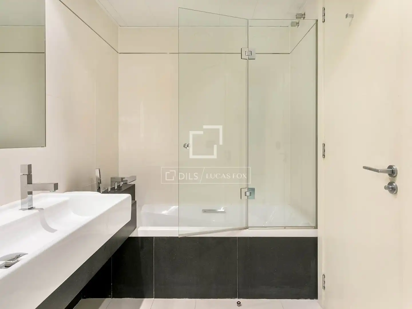 Badezimmer von Dachboden zum Verkauf in Barcelona mit Klimaanlage, Heizung und Privatgarten