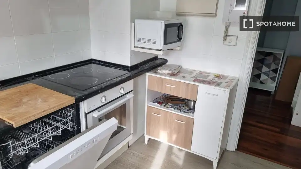 Cuina de Pis per a compartir en Bilbao  amb Aire condicionat, Terrassa i Moblat
