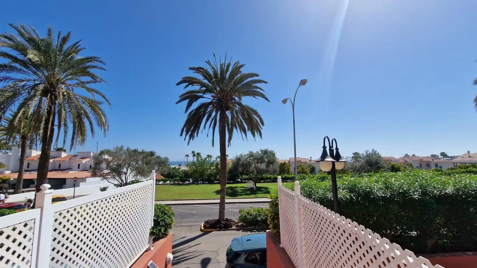 Außenansicht von Einfamilien-Reihenhaus zur Miete in San Bartolomé de Tirajana mit Klimaanlage, Privatgarten und Terrasse