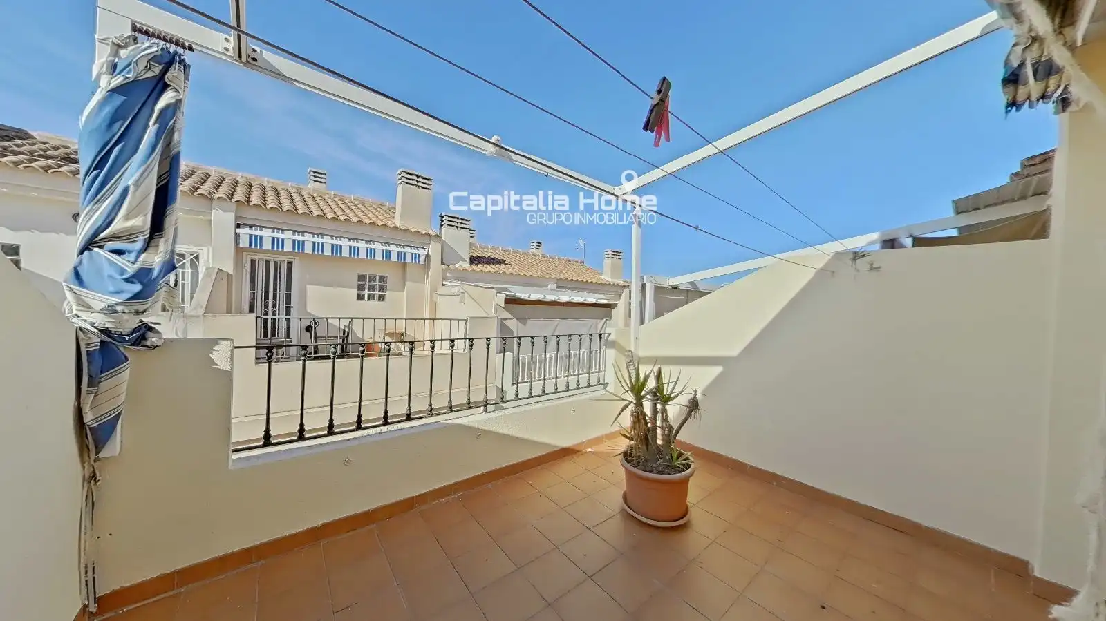 Terrasse von Einfamilien-Reihenhaus zum Verkauf in Santa Pola mit Abstellraum, Schwimmbad und Möbliert
