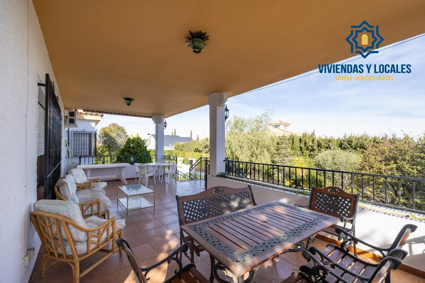 Chalet con piscina en venta en Calle Lindaraja