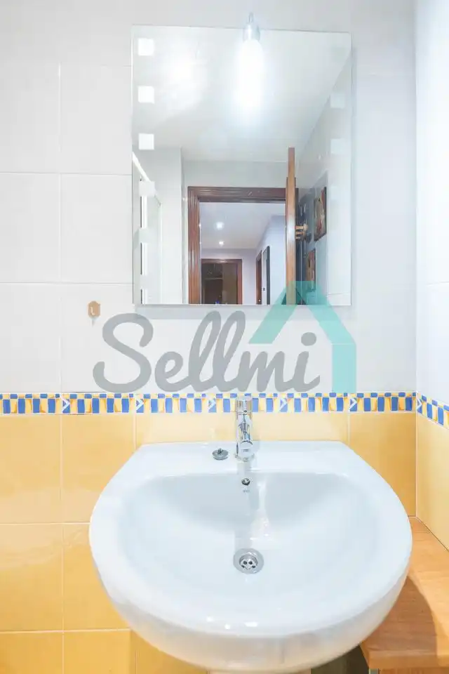 Bathroom of Flat for rent in Oviedo   with Heating, Parquet flooring and Furnished