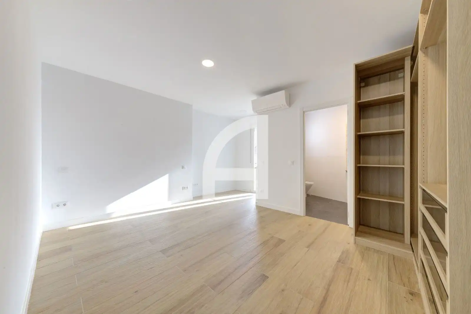 Schlafzimmer von Dachboden zur Miete in Madrid mit Klimaanlage, Heizung und Terrasse