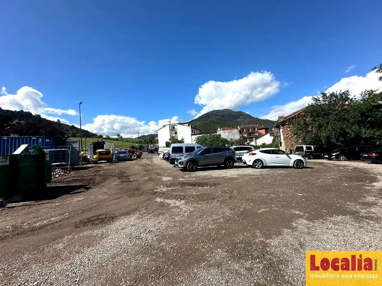 Parkplatz von Fabrikhallen zur Miete in Potes