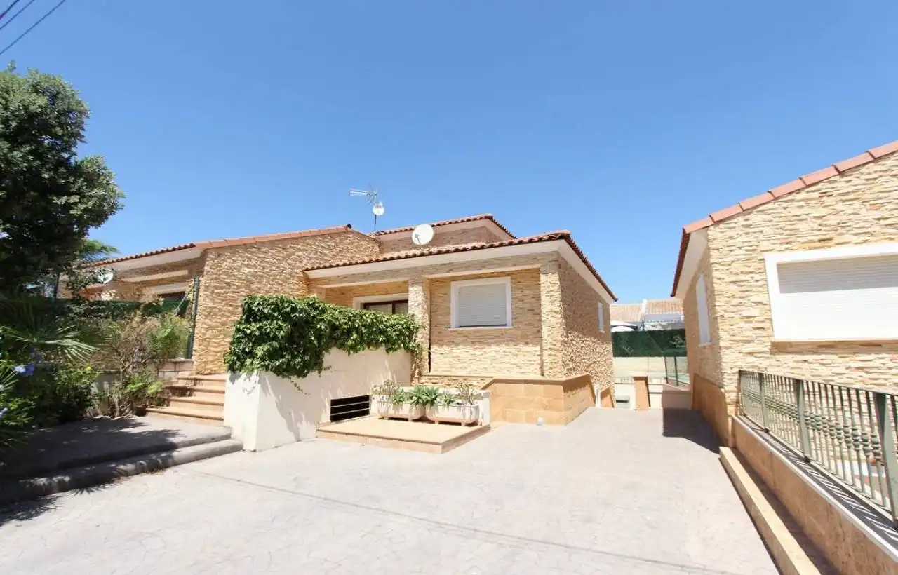 Villa con terrazza in vendita a Marisol Park - Ortembach - Los Almendros