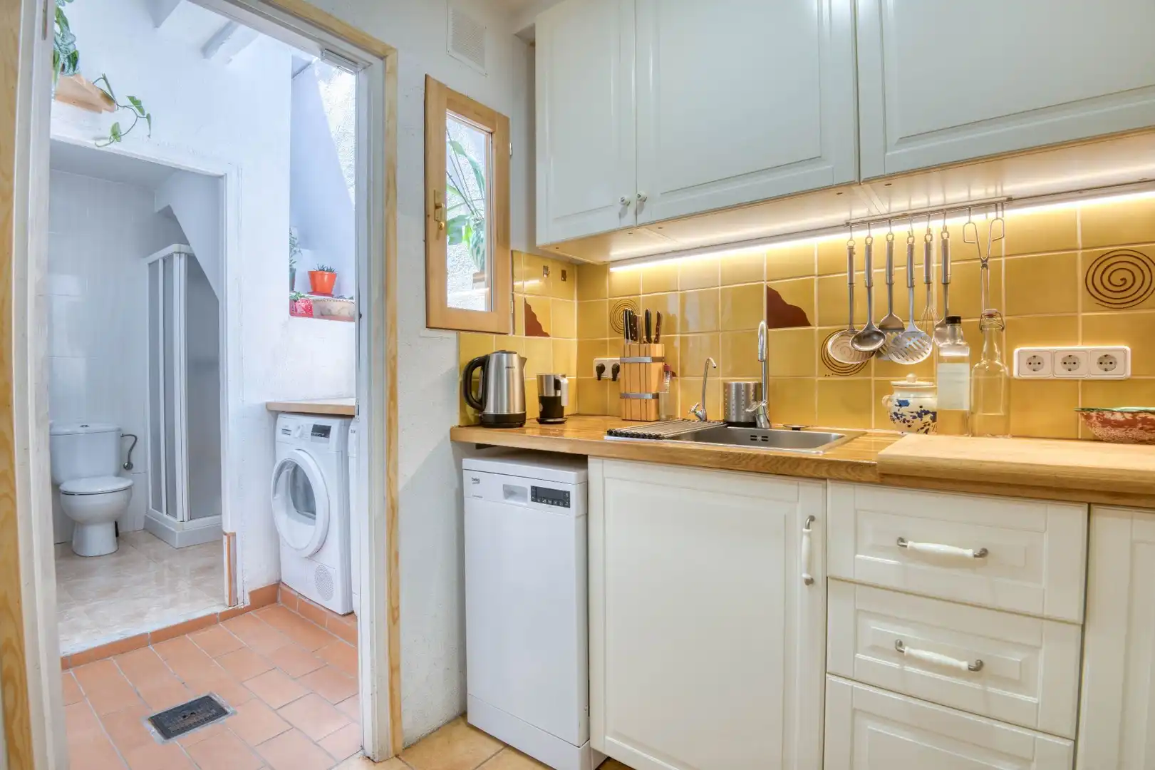 Küche von Einfamilien-Reihenhaus zum Verkauf in Sant Feliu de Guíxols mit Klimaanlage, Heizung und Terrasse