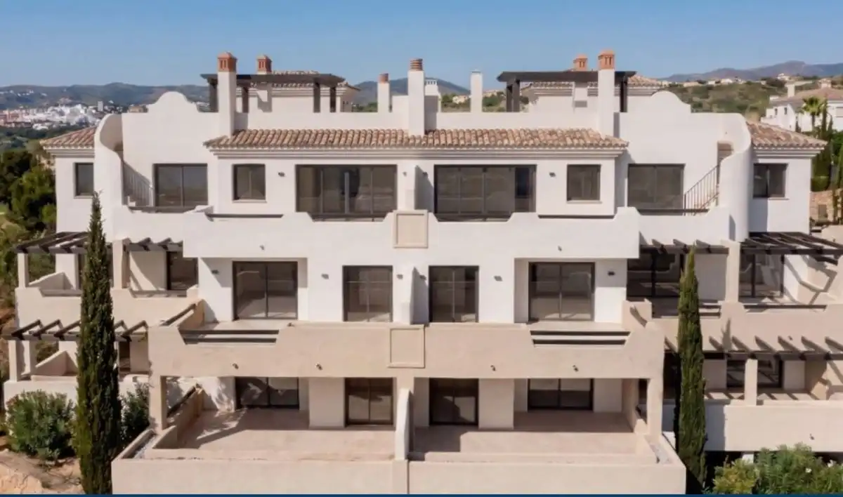 Vista exterior de Àtic en venda en Casares amb Aire condicionat, Jardí privat i Terrassa