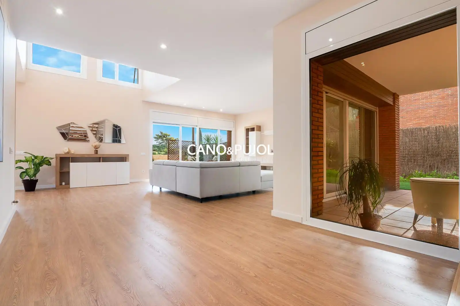 Living room of Houses for sale in Sant Cugat del Vallès  with Air Conditioner, Terrace and Swimming Pool