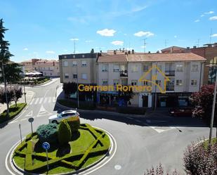 Vista exterior de Pis en venda en Carbajosa de la Sagrada amb Calefacció, Terrassa i Traster