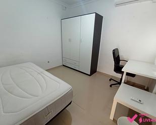 Bedroom of Flat to share in  Sevilla Capital  with Air Conditioner and Balcony