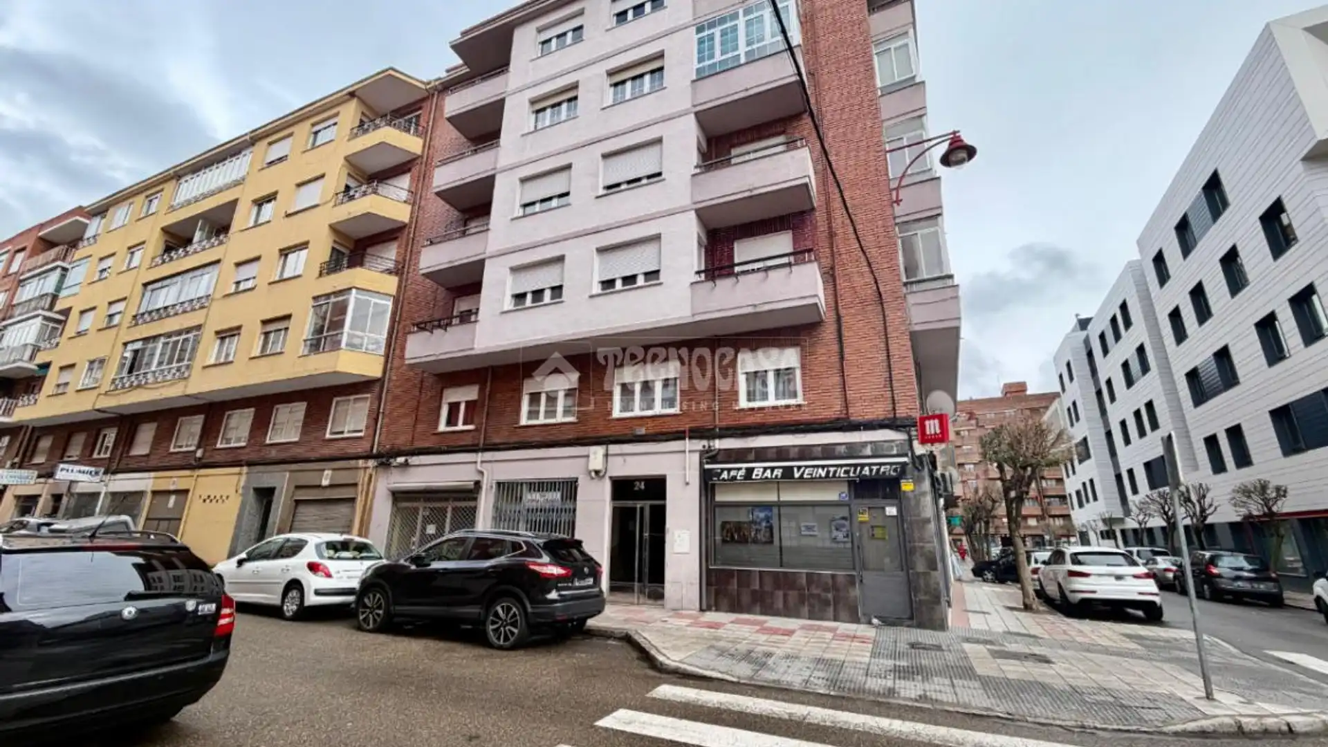 Vista exterior de Pis en venda en León Capital  amb Calefacció, Terrassa i Traster