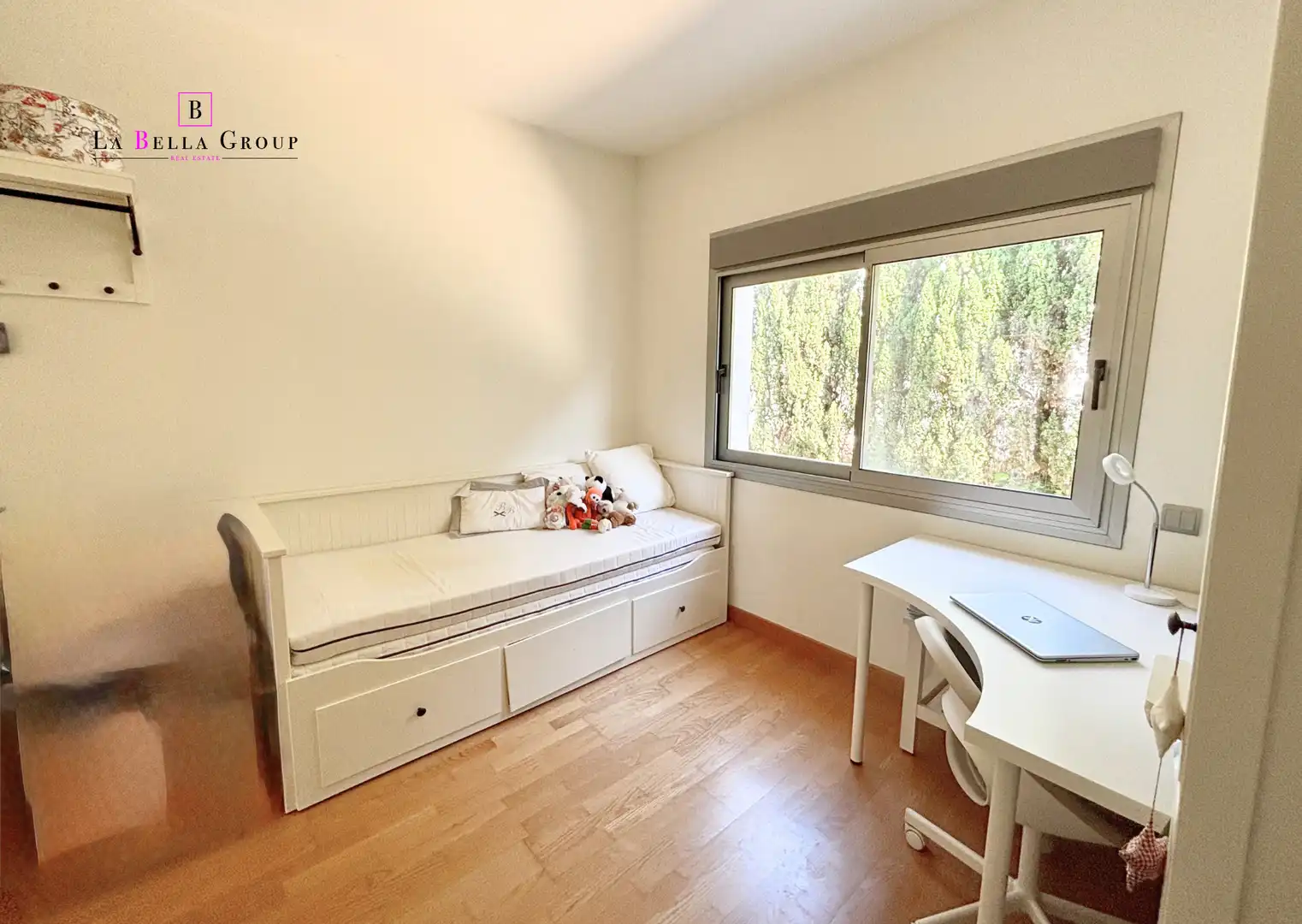 Schlafzimmer von Einfamilien-Reihenhaus zum Verkauf in Santa Eulària des Riu mit Klimaanlage, Heizung und Parkett