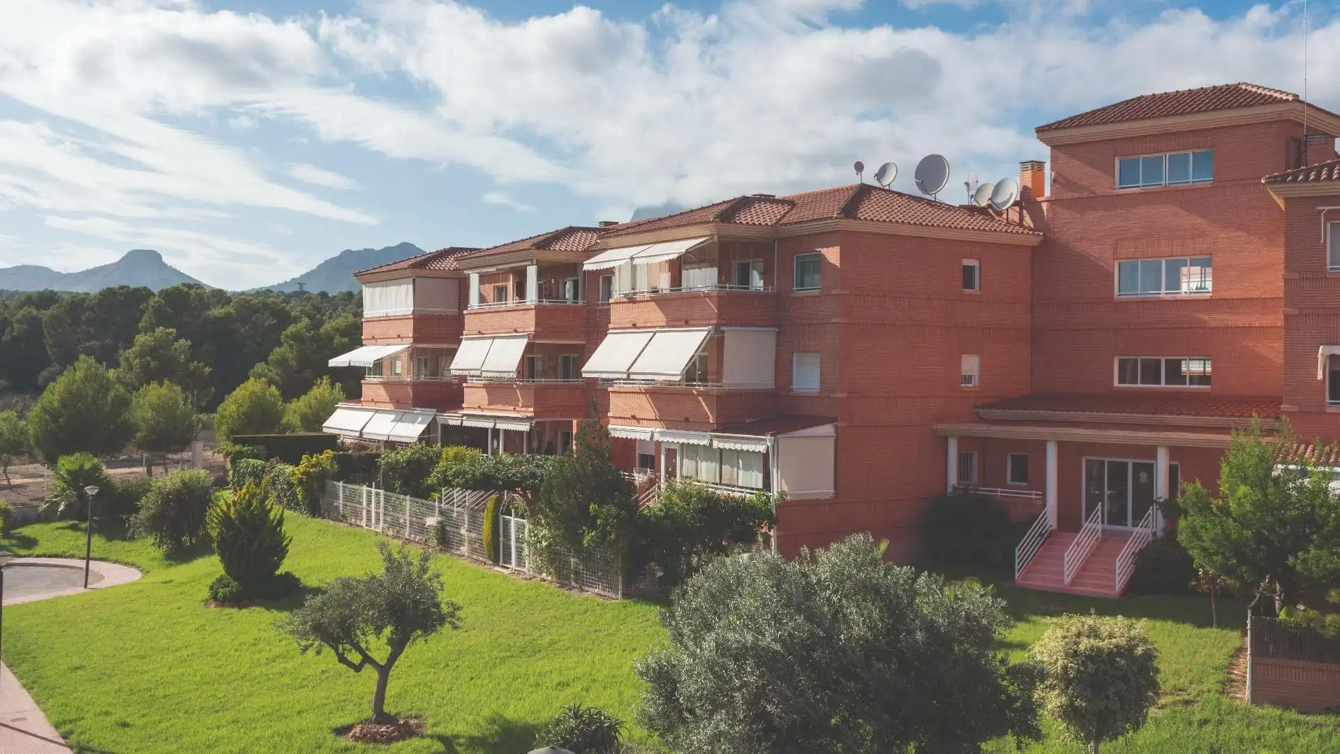 Vista exterior de Apartamento en venta en L'Alfàs del Pi con Aire acondicionado, Calefacción y Jardín privado