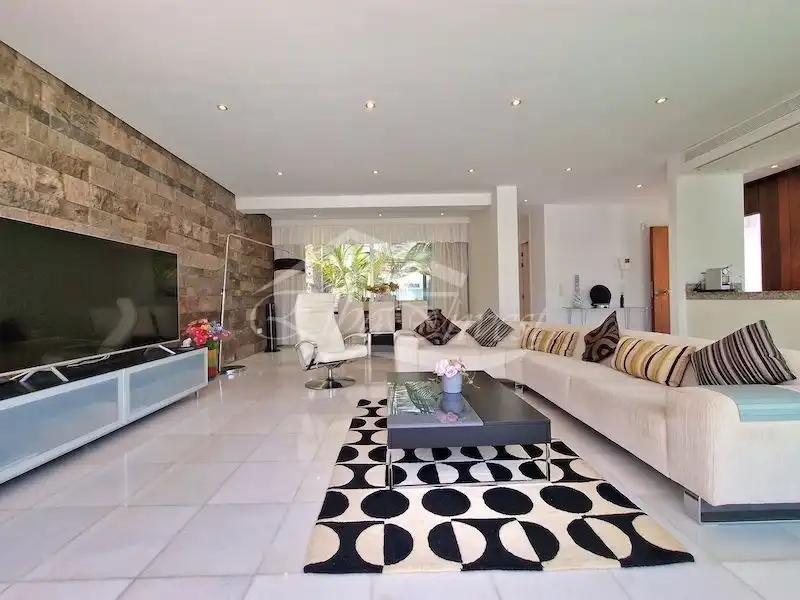 Sala d'estar de Casa o xalet en venda en Adeje amb Aire condicionat, Jardí privat i Terrassa