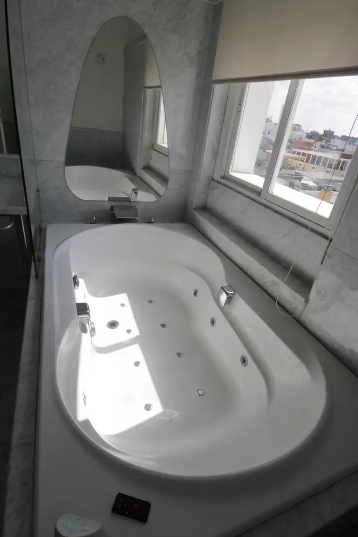 Baño de Piso en venta en Sevilla con Balcón y Jacuzzi