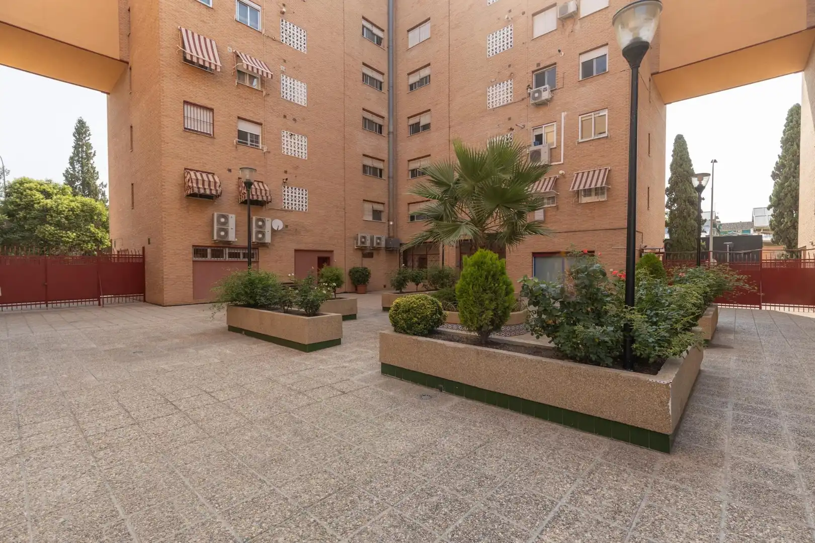 Vista exterior de Pis en venda en Granada amb Aire condicionat, Balcó i Piscina comunitària
