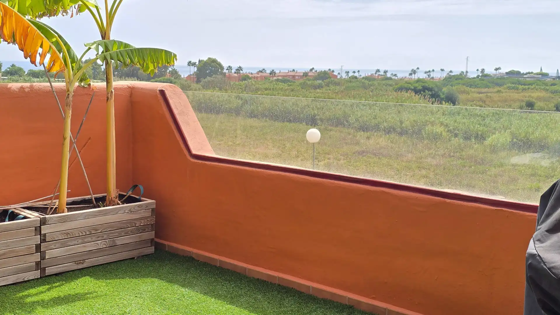 Terrasse von Wohnungen zum Verkauf in Manilva mit Klimaanlage, Privatgarten und Terrasse
