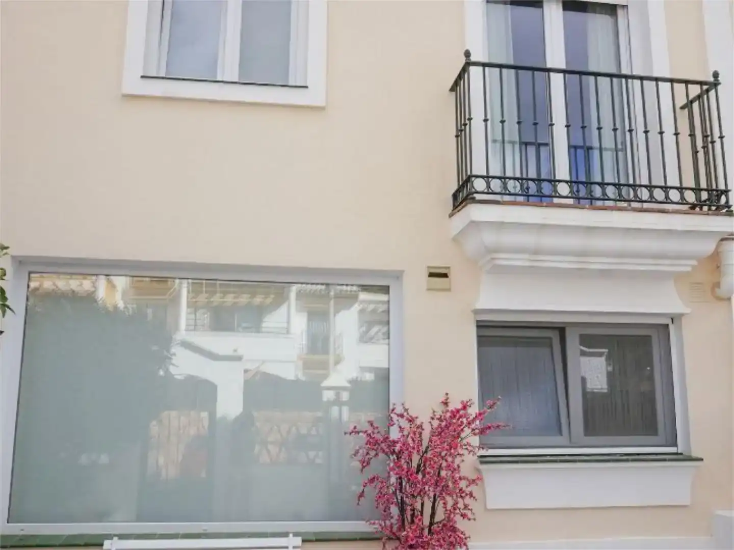 Vista exterior de Casa adosada en venda en Benalmádena amb Aire condicionat i Piscina