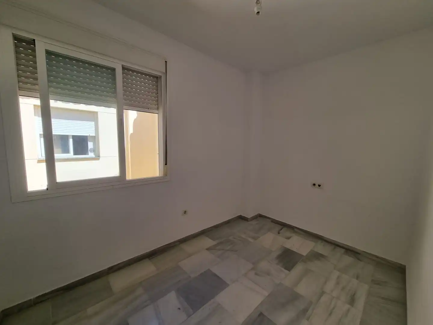 Habitación de Piso en venta en Fuengirola con Terraza y Piscina comunitaria