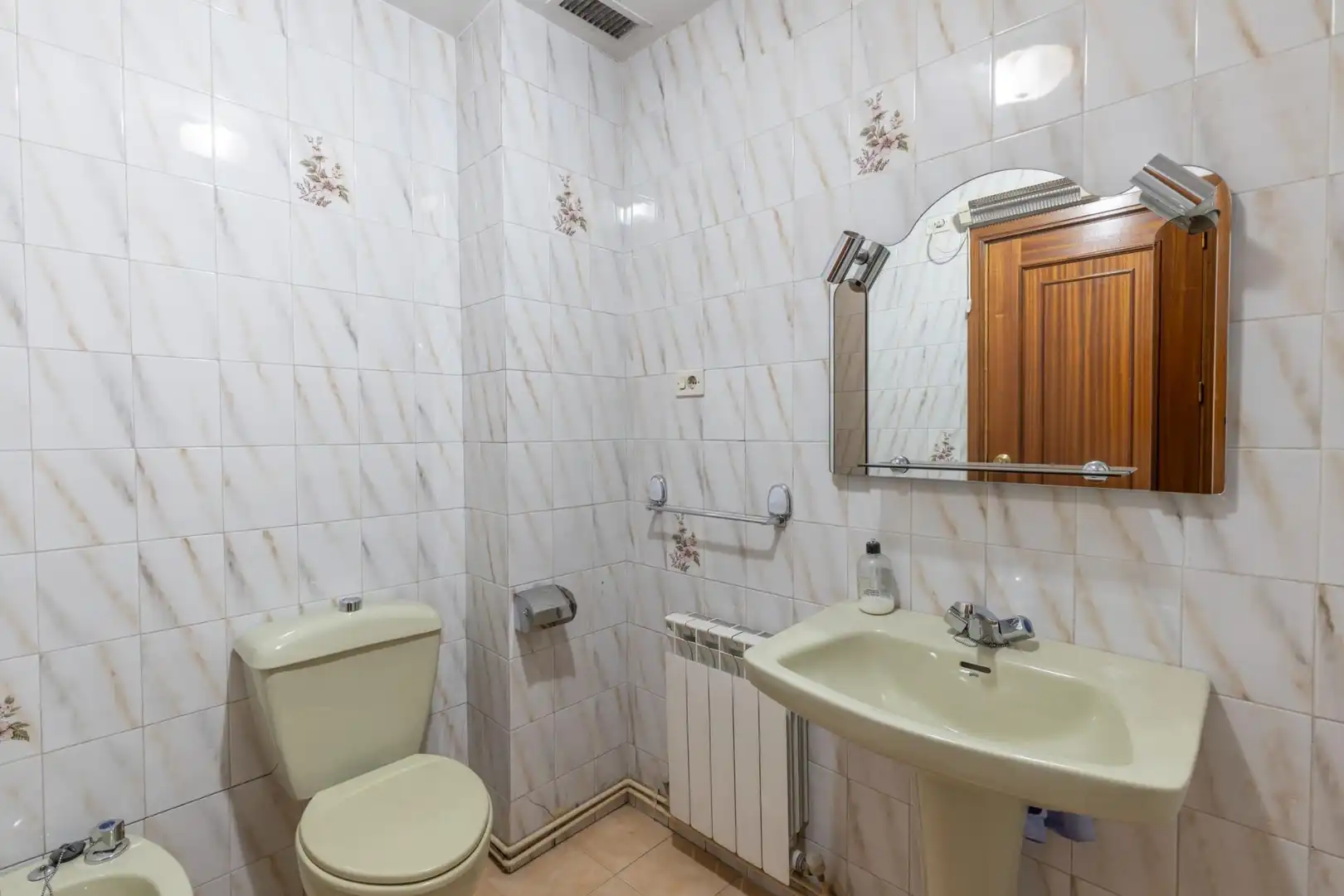 Bathroom of Flat for sale in Granada  with Air Conditioner, Terrace and Balcony