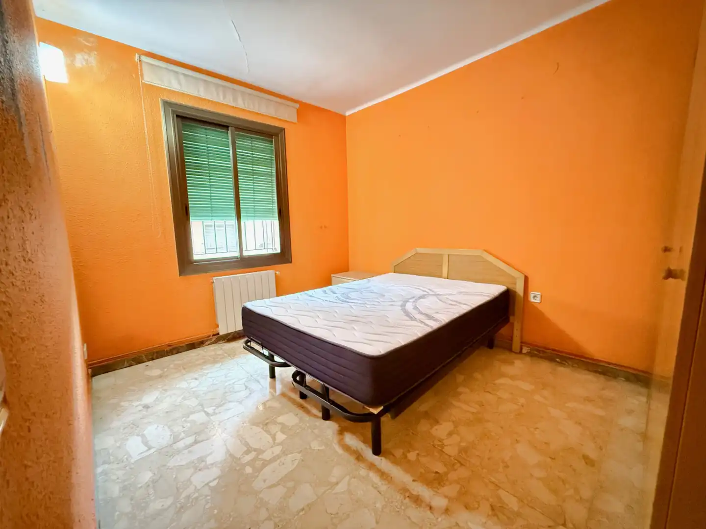 Schlafzimmer von Einfamilien-Reihenhaus zum Verkauf in Badalona mit Klimaanlage, Heizung und Terrasse