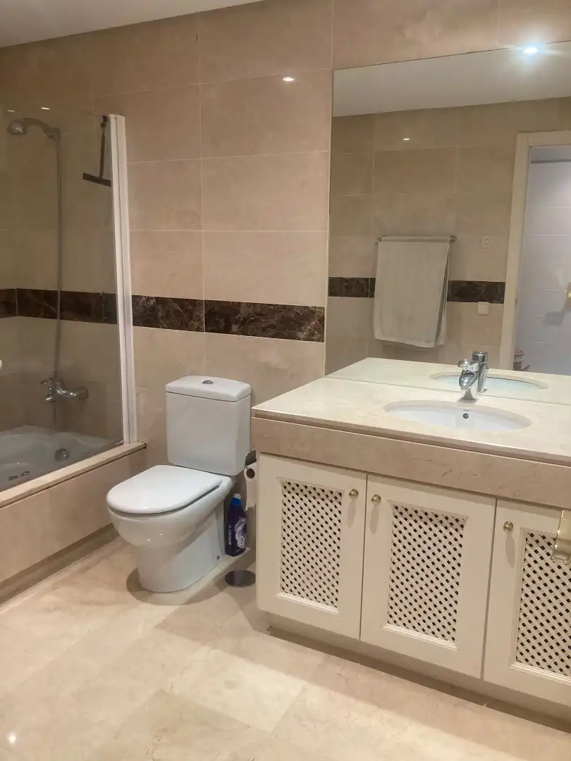Badezimmer von Wohnungen zum Verkauf in Benahavís mit Terrasse und Möbliert