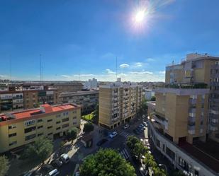 Vista exterior de Pis de lloguer en  Sevilla Capital amb Jardí privat, Terrassa i Balcó