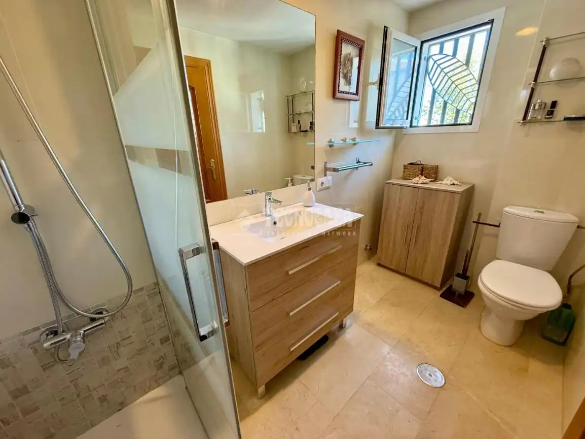 Bany de Casa o xalet en venda en Benalmádena amb Aire condicionat, Jardí privat i Terrassa