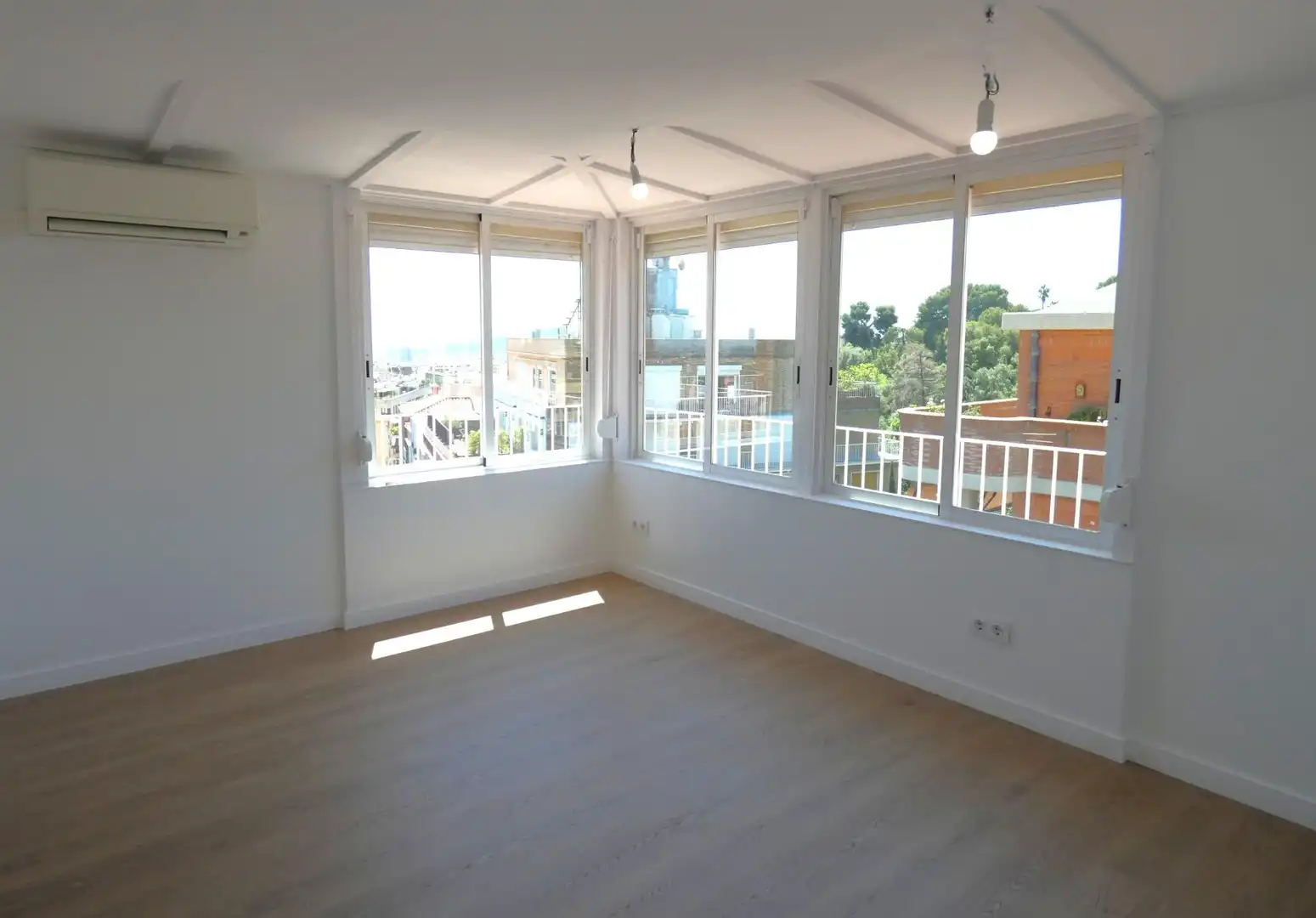 Schlafzimmer von Dachboden zur Miete in Barcelona mit Parkett
