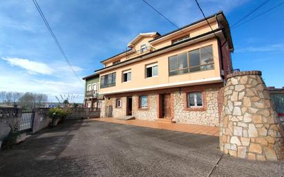 Vista exterior de Casa o xalet en venda en Santa Cruz de Bezana amb Jardí privat