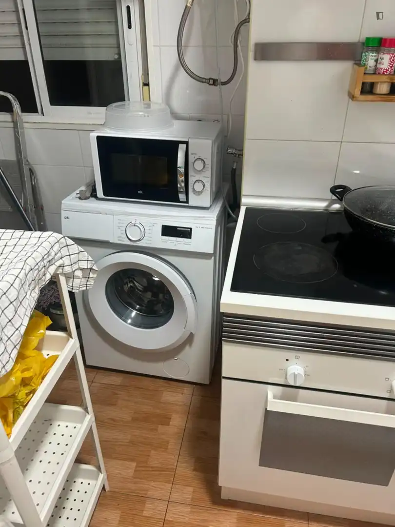 Cuina de Apartament per a compartir en Santa Coloma de Gramenet amb Moblat, Forn i Rentadora