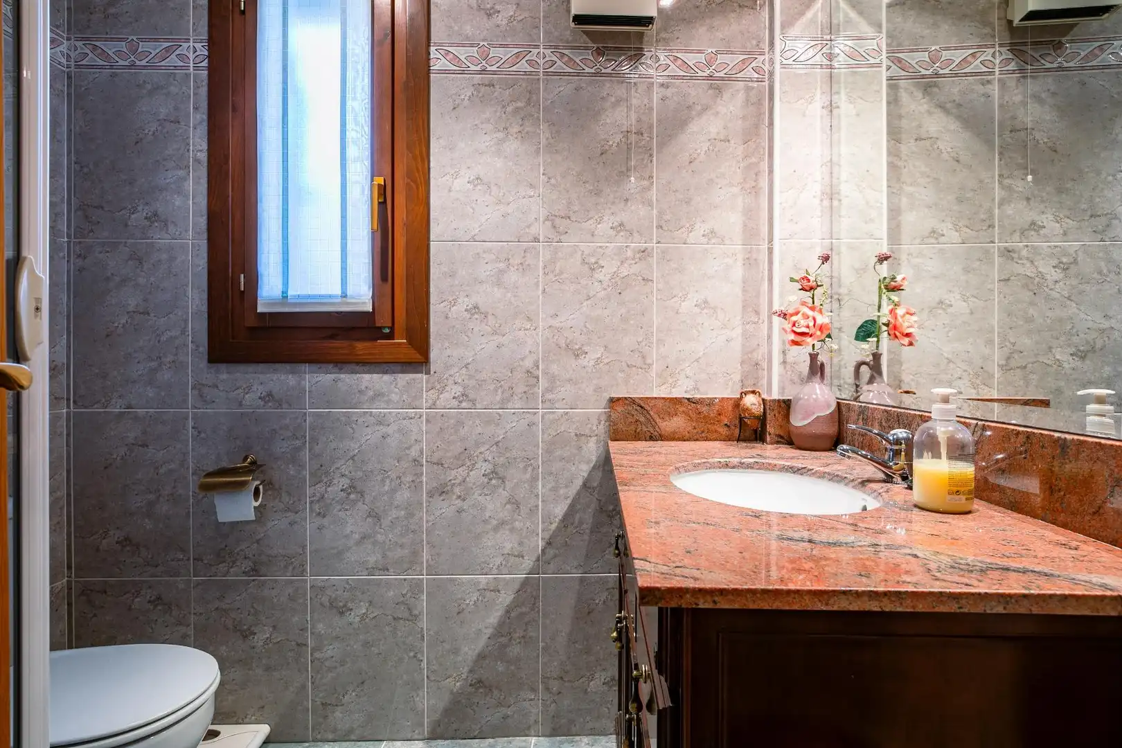 Baño de Dúplex en venta en Biescas con Calefacción, Trastero y Amueblado