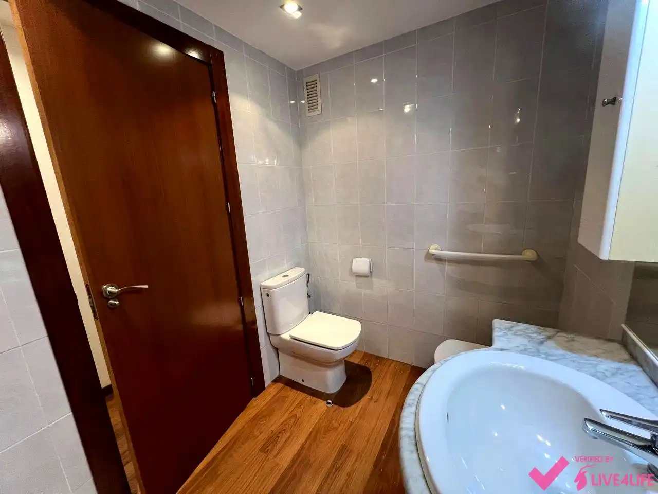 Bathroom of Flat for rent in Valencia  with Air Conditioner, Parquet flooring and Furnished