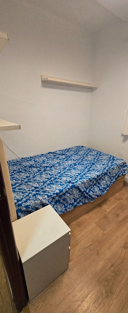 Bedroom of Flat to share in  Barcelona Capital  with Heating, Parquet flooring and Furnished