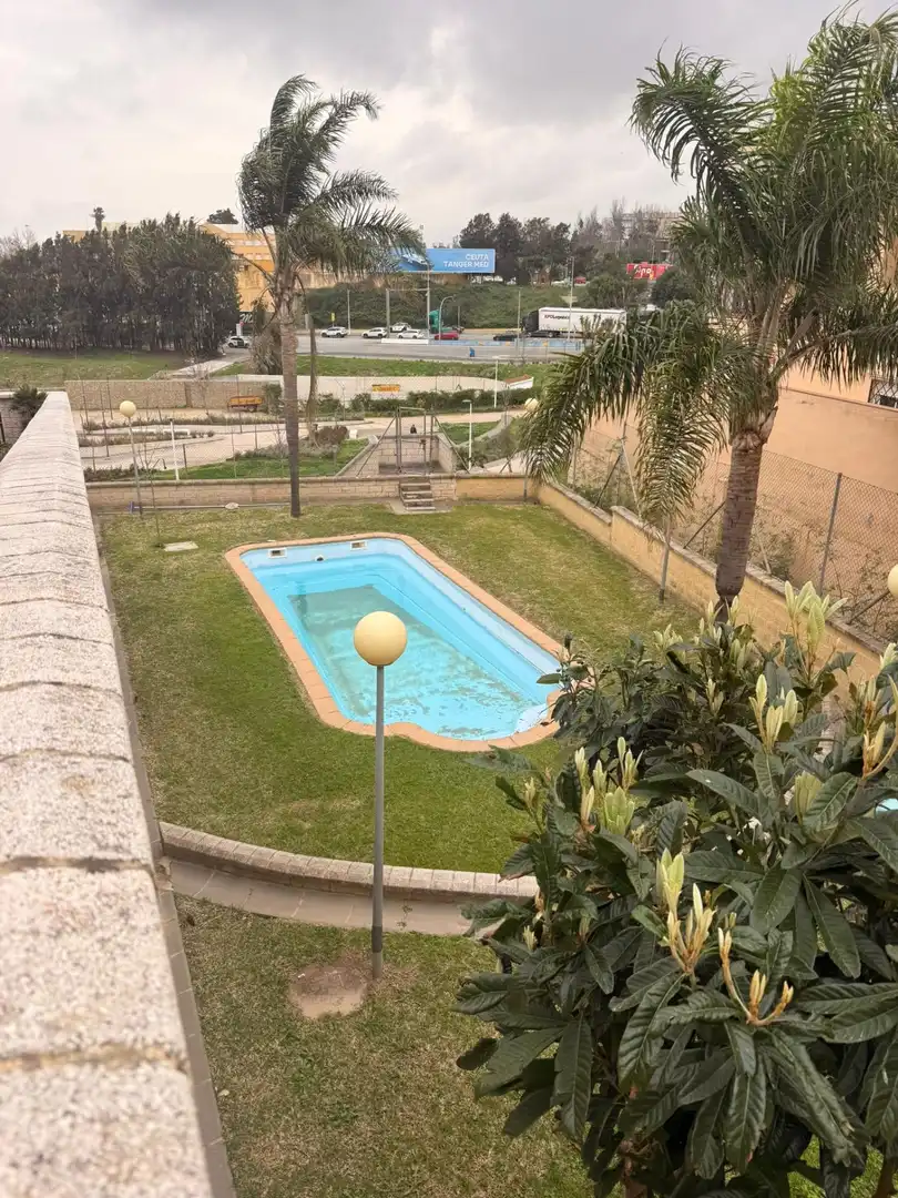 Piscina de Casa o xalet en venda en Algeciras amb Balcó i Piscina comunitària