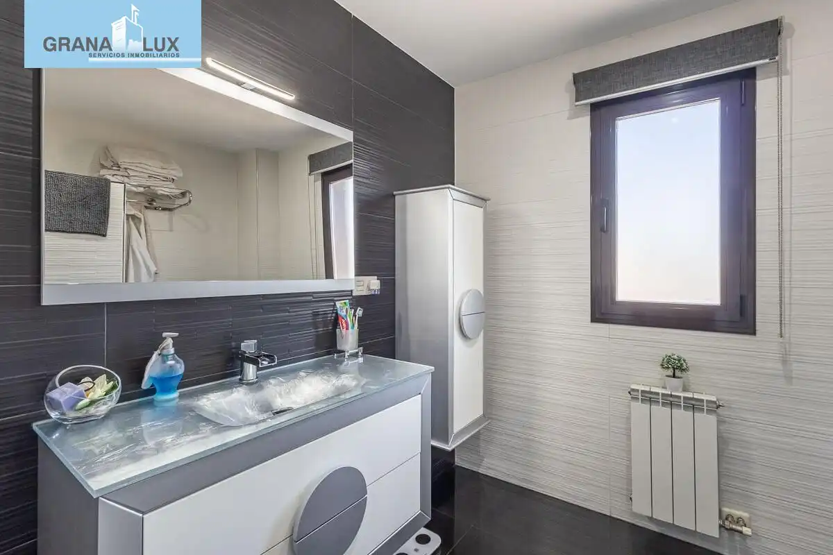 Bathroom of Houses for sale in Granada  with Air Conditioner, Heating and Terrace
