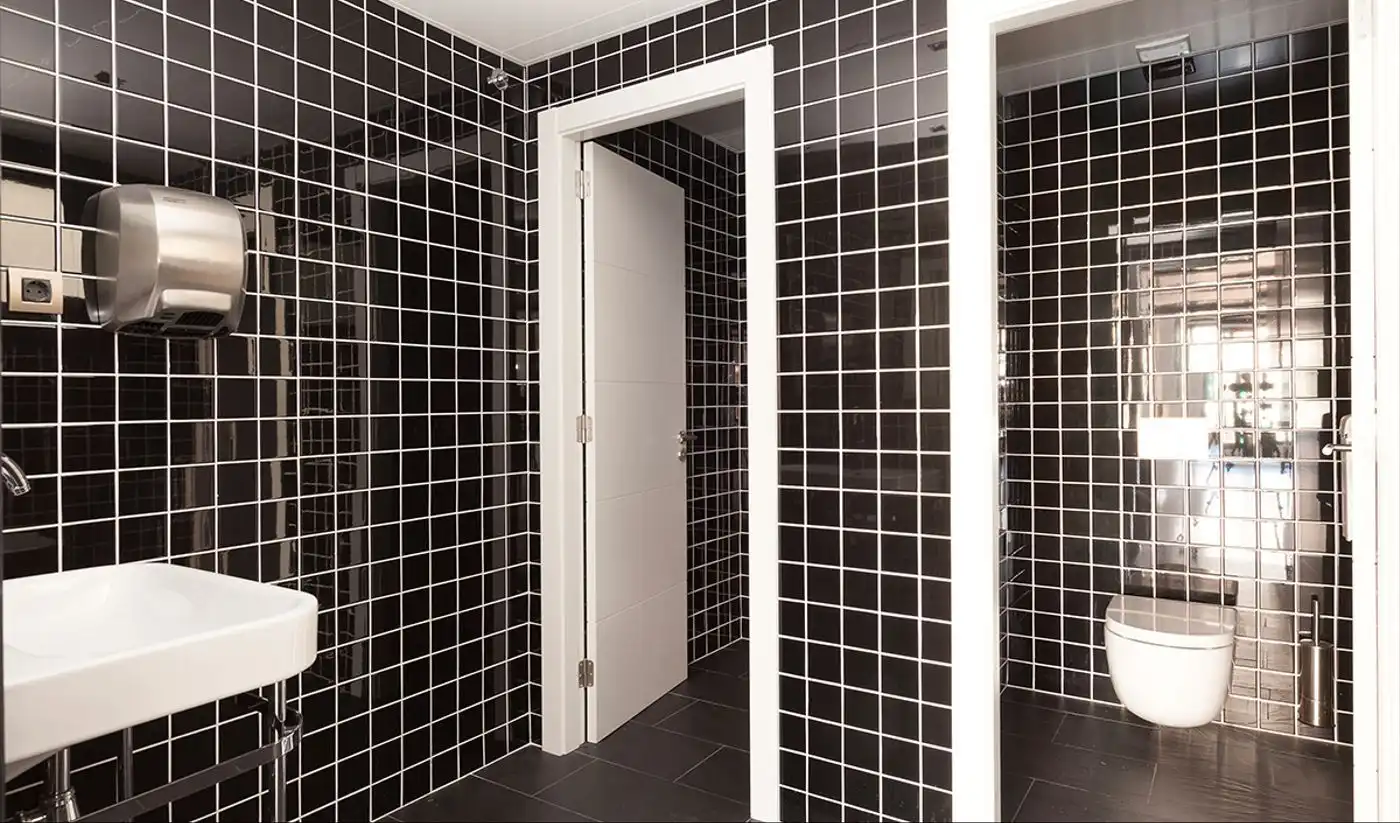 Badezimmer von Büro zur Miete in Barcelona mit Klimaanlage