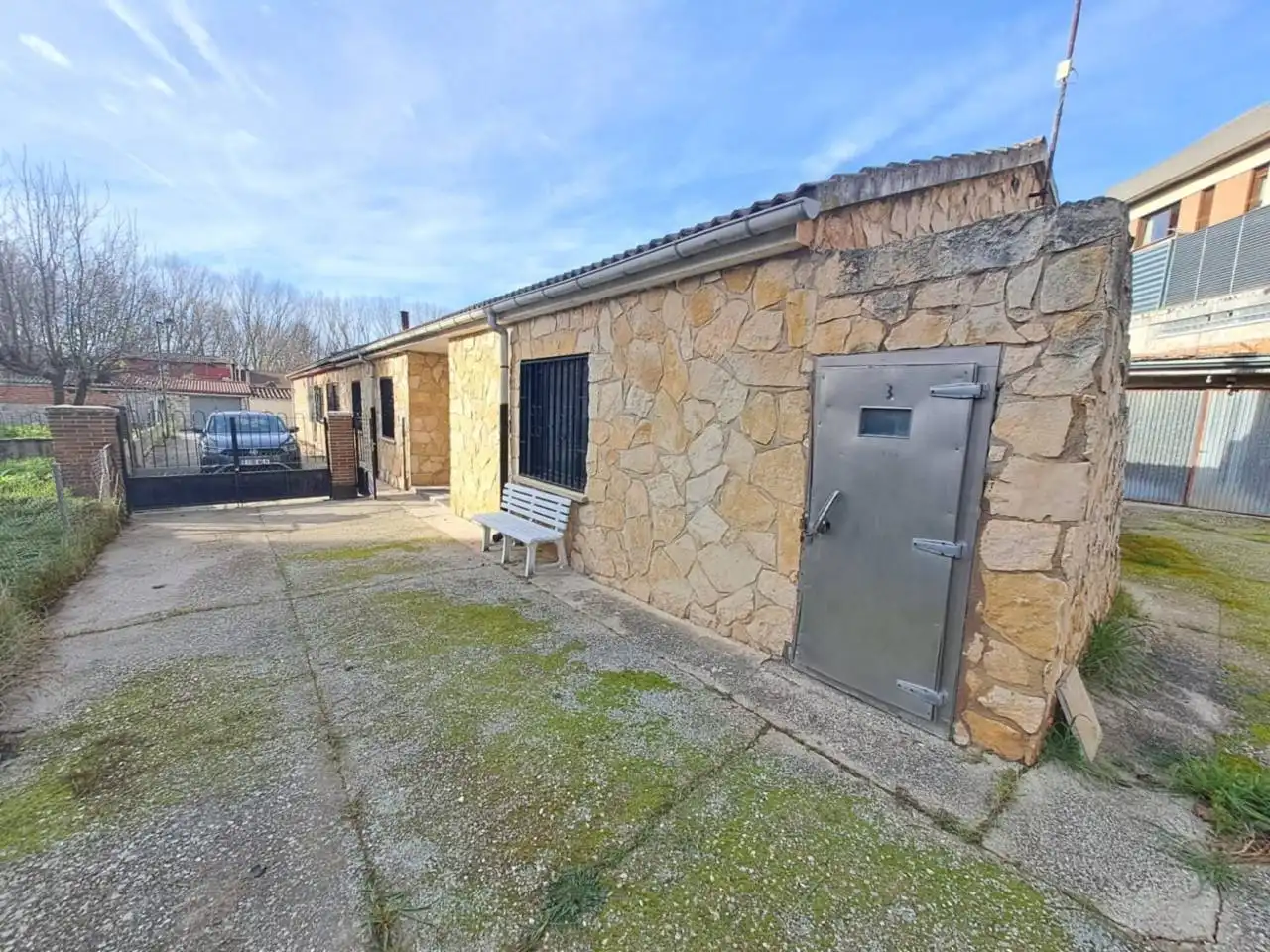 Vista exterior de Casa adosada en venda en Burgos amb Calefacció i Jardí privat