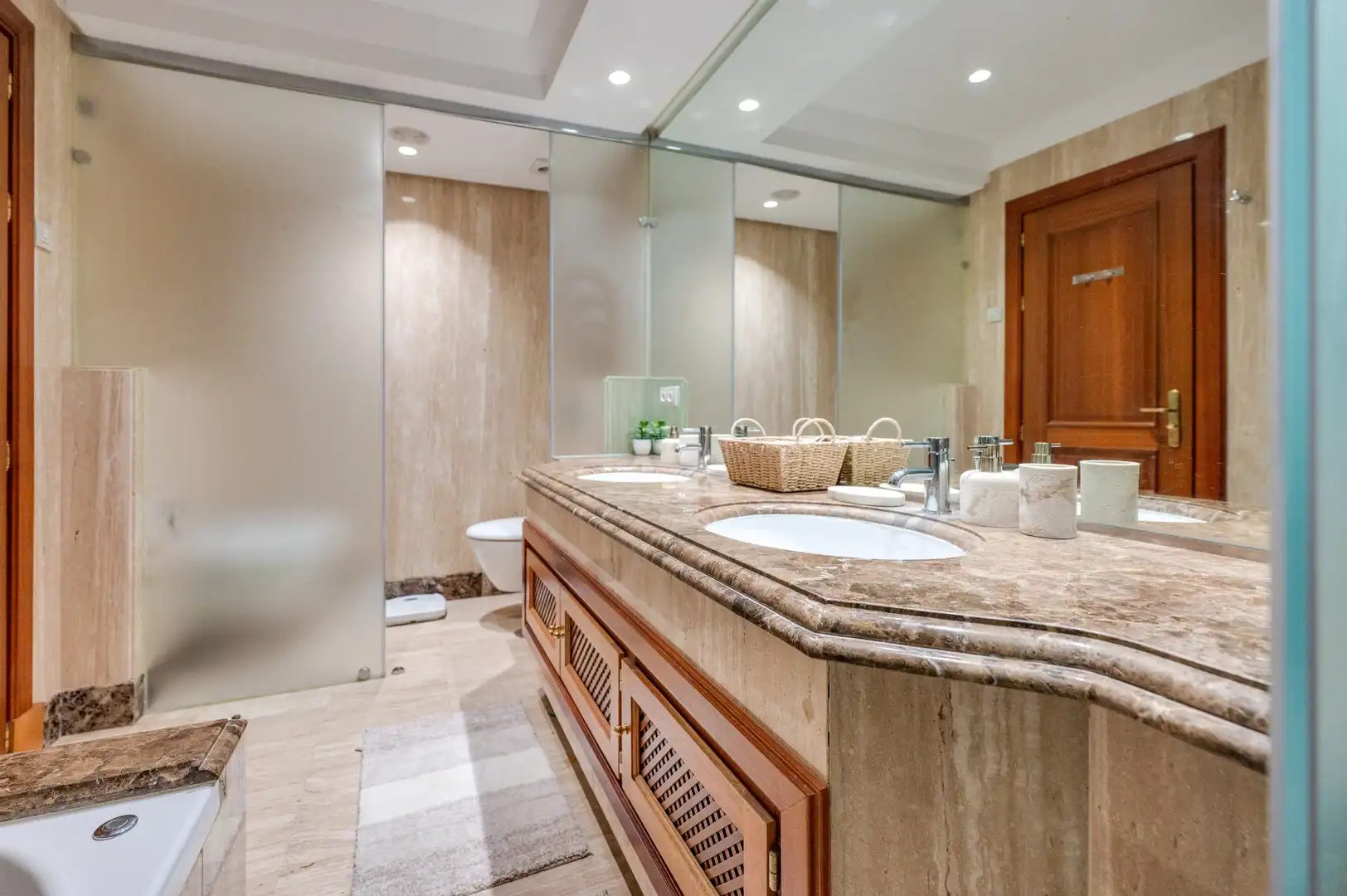 Baño de Apartamento de alquiler en Estepona con Aire acondicionado, Terraza y Piscina