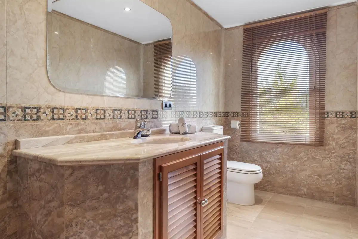 Bany de Casa o xalet en venda en Benahavís amb Aire condicionat, Jardí privat i Terrassa