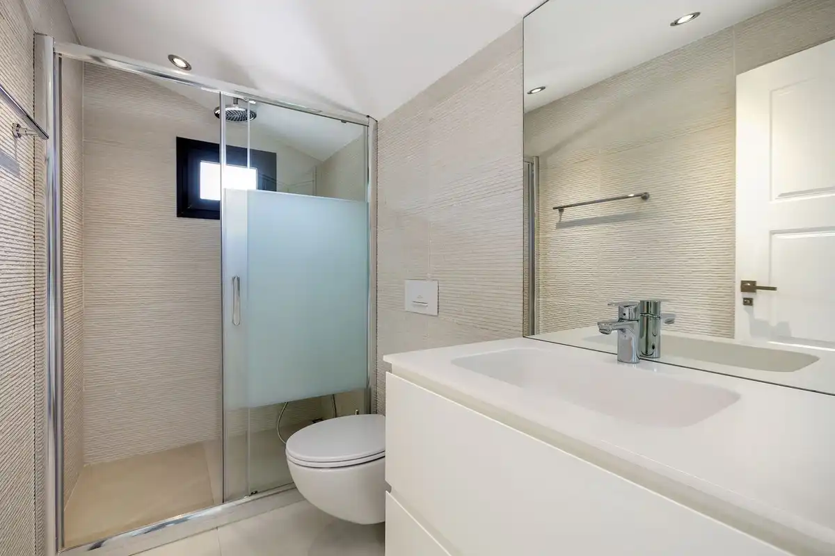 Baño de Casa o chalet en venta en Marbella con Jardín privado, Terraza y Piscina