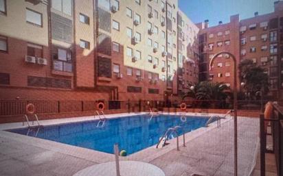 Swimming pool of Flat for sale in  Madrid Capital  with Air Conditioner, Heating and Private garden