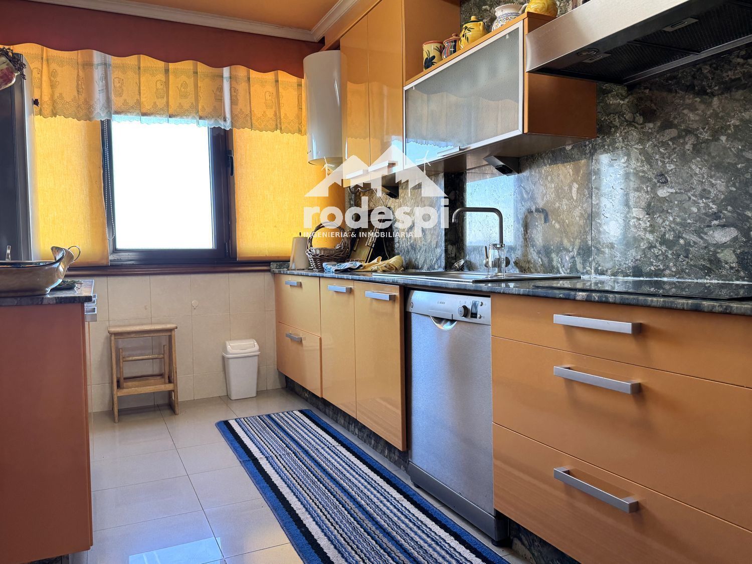 Cocina de Piso en venta en Vigo  con Calefacción, Trastero y Amueblado