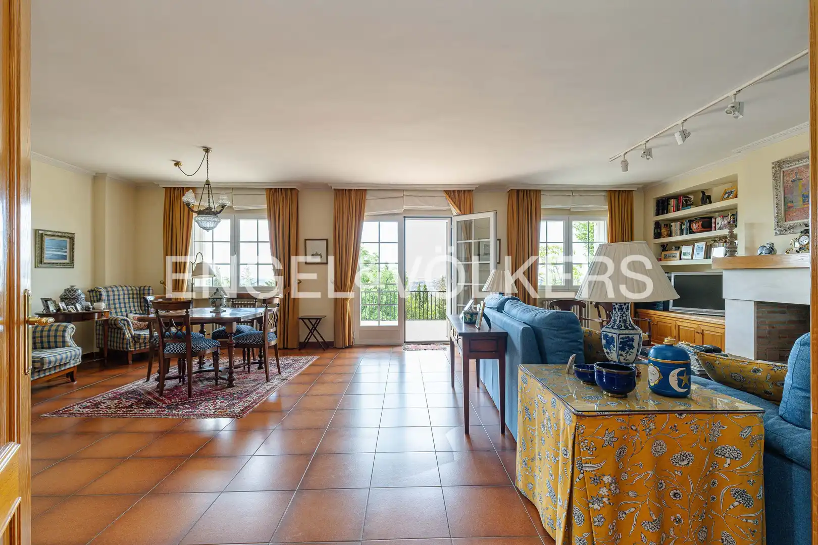 Sala d'estar de Casa o xalet en venda en Torrelodones amb Calefacció, Jardí privat i Terrassa