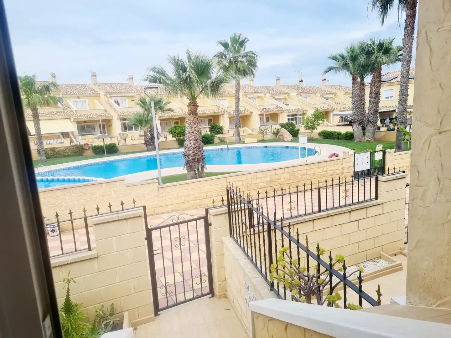 Schwimmbecken von Einfamilien-Reihenhaus zur Miete in Torrevieja mit Klimaanlage, Heizung und Privatgarten