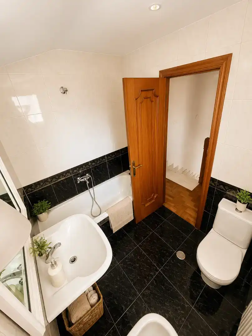 Bathroom of Houses for sale in Ourense Capital   with Private garden, Parquet flooring and Storage room