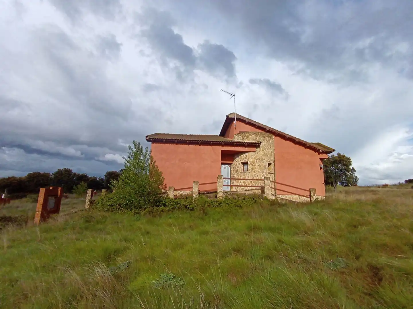 Vista exterior de Casa o chalet en venta en Castillejo de Mesleón